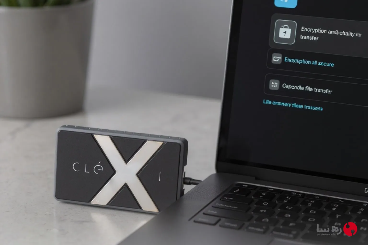 نمایش اپلیکیشن موبایل Clexi روی گوشی در کنار هارد اکسترنال