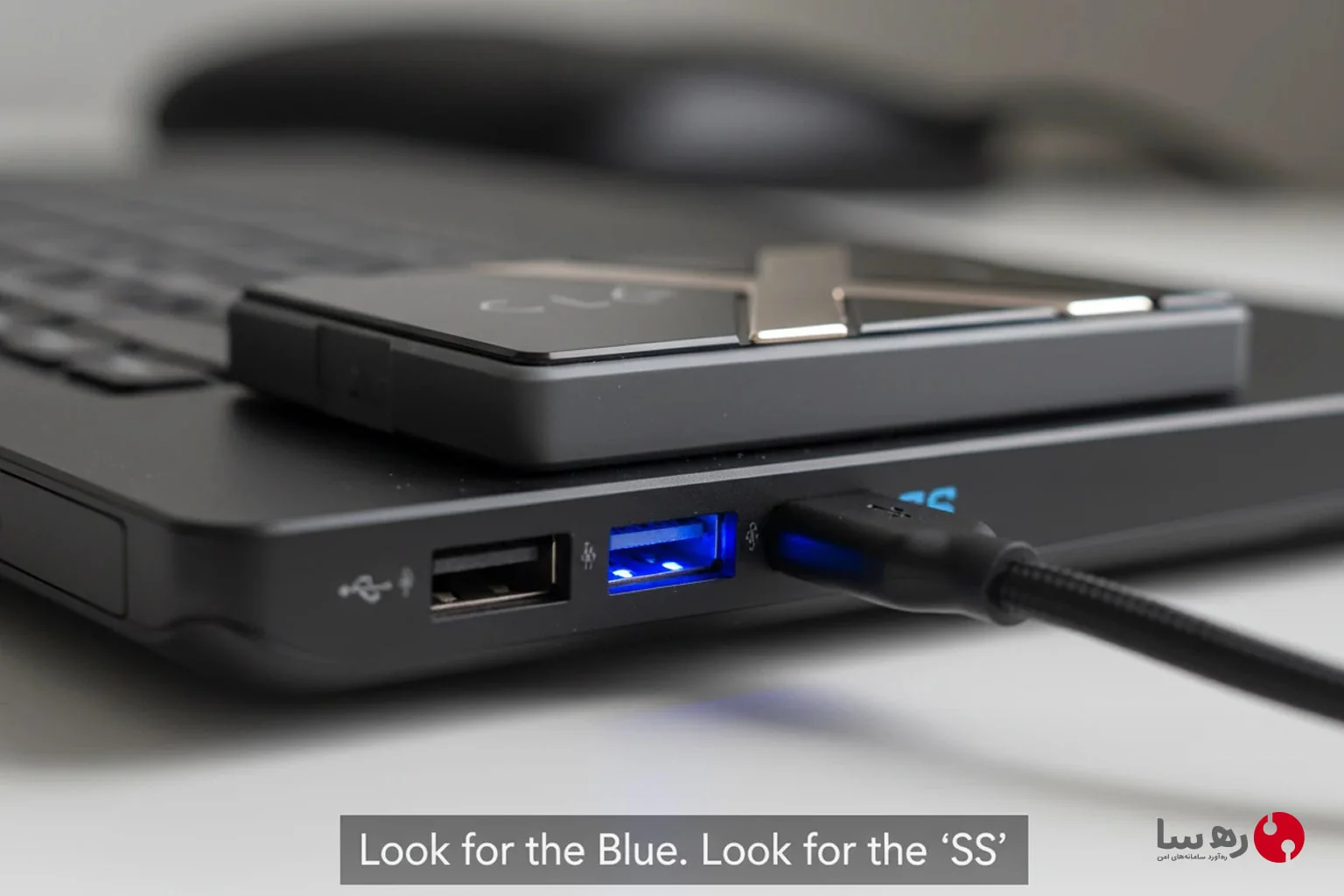 راهنمای تشخیص پورت USB 3 از روی رنگ آبی و علامت SS